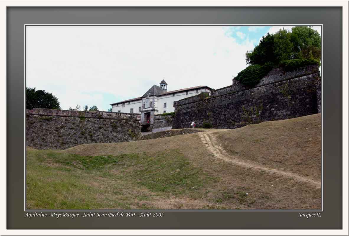 Click gauche pour agrandir - Left click to enlarge Carnets de voyages Aquitaine Pays Basque Basse Navarre Saint Jean Pied de Port (7)